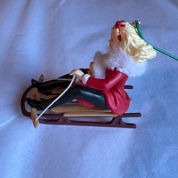 Hallmark Keepsake Ornament. Winter Fun with Barbie and Kelly. - Picture 9 of 11